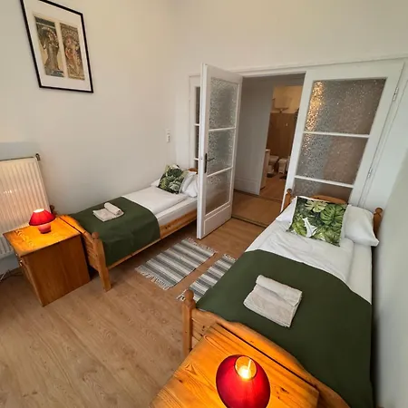 Keltafok Apartman, * Balatonföldvár