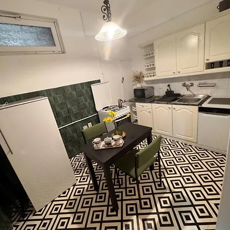 Keltafok Apartman, *