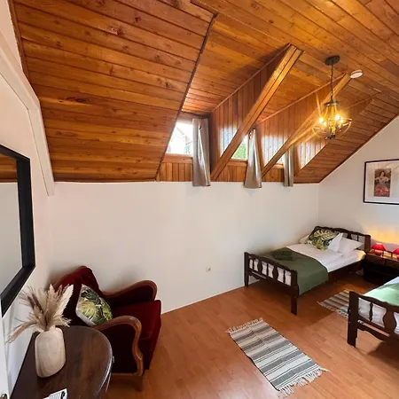 Keltafok Apartman, * Balatonföldvár